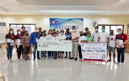 <p><strong>LIVELIHOOD AID</strong>. The Overseas Workers Welfare Administration in Central Luzon (OWWA-3) has granted livelihood assistance to the overseas Filipino worker (OFW) family group in Pura, Tarlac. Under the OWWA’s Tulong Pangkabuhayan sa Pag-unlad ng Samahang OFWs (Tulong Puso) program, the OFW Family Circle of Barangay Nilasin 2nd in Pura town received the first tranche of aid amounting to PHP60,000 on July 11, 2022. <em>(Photo courtesy of OWWA-Region 3)</em></p>