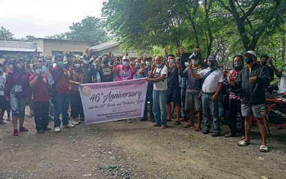 <p><strong>COMMUNITY SERVICE</strong>. At least 80 probationers and parolees plant tree seedlings in Asingan town, Pangasinan on Wednesday (July 13, 2022). Rendering voluntary service community work is among the conditions of their probation.<em> (Photo courtesy of Romel Aguilar)</em></p>