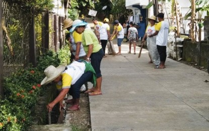 <p><strong>CASH AID RECIPIENTS</strong>. Pantawid Pamilyang Pilipino Program (4Ps) beneficiaries in Sulat town, Eastern Samar join a clean-up drive in this April 17, 2022 photo. The Department of Social Welfare and Development (DSWD) is upbeat about completing the validation of the list of over 280,000 conditional cash transfer beneficiaries in Eastern Visayas by end of July. <em>(Photo courtesy of DSWD Eastern Visayas)</em></p>