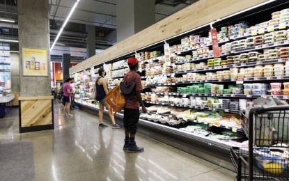 <p>Customers shop at a supermarket in Washington, DC, the United States, on July 13, 2022. <em>(Photo by Ting Shen/Xinhua)</em></p>