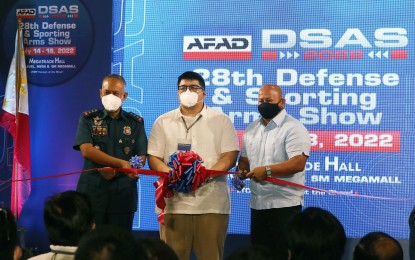 <p><strong>PARTNERS VS. DRUGS.</strong> PNP officer-in-charge Lt. Gen. Vicente Danao (left) and Senator Ronald dela Rosa (right) grace the opening of the Association of Firearms and Ammunition Dealers of the Philippine (AFAD) Defense and Sporting Arms Show in Mandaluyong City on Thursday (July 14, 2022). Danao expressed support for dela Rosa's bill seeking to impose death penalty for big-time drug traffickers.<em> (PNA photo by Joey Razon)</em></p>