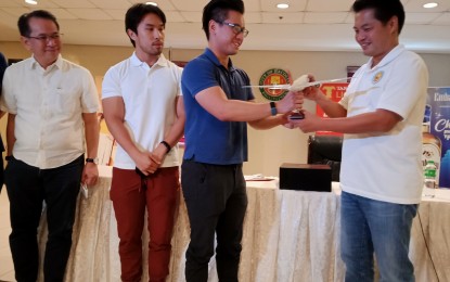 <p><strong>TOKEN</strong>. Bacolod City Mayor Alfredo Abelardo Benitez (right) receives a miniature Philippine Airlines aircraft from Lucio Tan III in the presence of Kyle Tan (2nd from left), executive vice president of Tanduay Distillers Inc., and Carlos Luis Fernandez, senior vice president and general counsel of PAL. Tan III and Benitez led the launching of this year’s Bacolod Rum Festival, from August 12 to 20, in a press conference held at the Bacolod Government Center on Friday (July 15, 2022). <em>(PNA photo by Nanette L. Guadalquiver)</em></p>