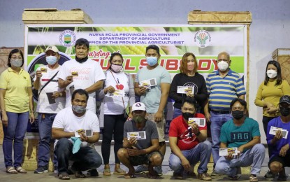 <p><strong>FUEL SUBSIDY</strong>. Qualified corn farmers in Nueva Ecija show the fuel discount cards they received from the Department of Agriculture (DA)-Central Luzon on Wednesday (July 13, 2022). The DA has released some PHP121 million worth of fuel subsidies for 404 qualified corn farmers in Nueva Ecija. <em>(Photo courtesy of DA Region 3) </em></p>