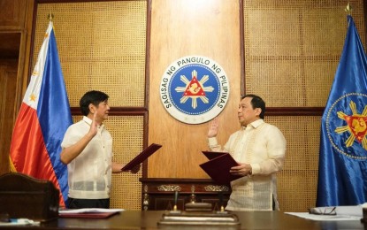 <p><strong>CONTINUOUS SERVICE.</strong> President Ferdinand Marcos Jr. swears into office Ambassador Manuel Antonio Teehankee as Philippine Permanent Representative to the World Trade Organization in Malacañang on Friday (July 15, 2022). Teehankee held the same position under the administrations of Presidents Gloria Macapagal-Arroyo and Rodrigo Duterte. <em>(Photo courtesy of BBM Facebook)</em></p>