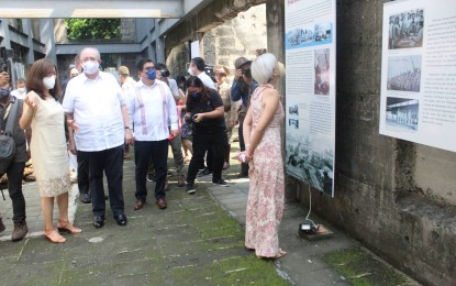 <p><strong>WAR EXHIBIT.</strong> Australian Ambassador Steven Robinson and Mexican Ambassador Gerardo Arredondo (2nd and 3rd from left) and Manila Mayor Honey Lacuna (viewing the photos) grace the launch of the “Remembering World War II” exhibit at Fort Santiago in Intramuros on Saturday (July 16, 2022). The exhibit features easy-to-digest texts and photos during the pre-war years, Japanese invasion and occupation, rise of various resistance groups, and the Philippine liberation. <em>(PNA photo by Robert Alfiler)</em></p>