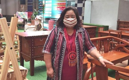 <p><strong>CORDILLERA PRODUCTS.</strong> Department of Trade and Industry-Cordillera regional director Juliet Lucas models a handmade and naturally-dyed blazer produced by one of the micro, small and medium enterprises from Abra at the SM-Baguio on Saturday (July 16, 2022). Different products from the six provinces and two cities of the Cordillera Administrative Region are on display at the “Impakabsat” trade fair that will run until August 19. <em>(PNA photo by Liza T. Agoot)</em></p>