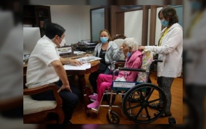 <p><strong>LONGEVITY GIFT.</strong> Estelita Alliones of Antipolo City, 103, visits the Department of Social Welfare and Development central office in Quezon City on July 13, 2022, accompanied by her daughter and grandchild. DSWD Secretary Erwin Tulfo (left) welcomed Alliones, gifted her with a wheelchair, and released her PHP100,000 incentive the following day. <em>(Photo courtesy of DSWD)</em></p>