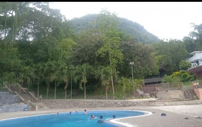 <p><strong>HOT AND COLD SPRINGS.</strong> Tourists take a dip at the hot and cold springs of the Mt. Balungao Hilltop Adventure in Balungao town in Pangasinan. Tourists may also enjoy the zipline and other activities at the resort. <em>(Photo by Hilda Austria)</em></p>