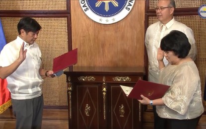 <p><strong>DENR CHIEF.</strong> President Ferdinand “Bongbong” Marcos Jr. administers the oath of office to Ma. Antonia "Toni" Yulo-Loyzaga as secretary of the Department of Environment and Natural Resources (DENR) at Malacañan Palace's Study Room on Tuesday (July 19, 2022). Yulo-Loyzaga served as chairperson of the International Advisory Board of the Manila Observatory where she advocated for more scientific research on climate and disaster resilience. <em>(Screengrab from RTVM)</em></p>