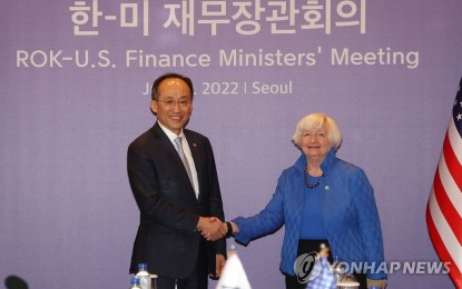 <p>South Korean Finance Minister Choo Kyung-ho (L) shakes hands with US Treasury Secretary Janet Yellen ahead of their meeting in Seoul on July 19, 2022. (Pool photo) <em>(Yonhap)</em></p>