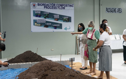 <p><strong>ENVIRONMENT-FRIENDLY.</strong> Manila Mayor Honey Lacuna (center) observes the production of soil conditioners at the city's material recovery facility inside the Manila Zoo on Monday (July 18, 2022). Manila is promoting the recycling of biodegradable wastes and other kinds of trash. <em>(Photo courtesy of Manila-PIO)</em></p>