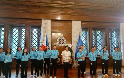 <p><strong>COURTESY VISIT.</strong> President Ferdinand "Bongbong" Marcos Jr. welcomes the Philippine Women's National Football Team in a courtesy visit at the President's Hall in Malacañang Palace on Wednesday (July 20, 2022). The national women's football team made history after winning its AFF Women's Championship against powerhouse Thailand, 3-0, at the Rizal Memorial Stadium on July 17. <em>(Photo courtesy of Philippine Sports Commission Facebook page)</em></p>