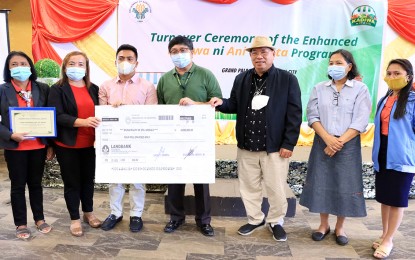 <p><strong>AGRI SUPPORT.</strong> DA-13 Regional Executive Director Ricardo Oñate Jr. (center) leads the distribution of financial grants amounting to PHP9.9 million to four local government units (LGUs) and farmers-cooperatives on Tuesday (July 19, 2022) in Butuan City. The DA-13 said some PHP26.5 million worth of grants have been released to 30 farmers’ groups and four LGUs in the region since 2020.<em> (Photo courtesy of DA-13)</em></p>