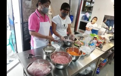 <p><strong>MEAT PROCESSING TRAINING</strong>. The Department of Science and Technology (DOST) is providing meat processing training to pandemic-displaced fireworks workers in Bocaue, Bulacan as an alternative source of livelihood. The training is complementary to the food processing equipment earlier provided by DOST under its Community Empowerment through Science and Technology program. <em>(Photo courtesy of DOST Region III)</em></p>