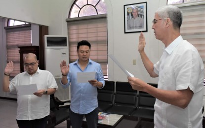 <p><strong>OATH OF OFFICE</strong>. Negros Occidental Governor Eugenio Jose Lacson (right) administers the oath of office of Miguel Antonio Peña (center) and Anthony Gerard Suatengco as municipal mayor and vice mayor of Pulupandan, respectively, at the Provincial Capitol in Bacolod City on Wednesday (July 20, 2022). They occupied the top two positions after Mayor Lorenzo Eduardo Suatengco resigned from his post, citing health reasons, three weeks after he assumed office. <em>(Photo courtesy of PIO Negros Occidental)</em></p>