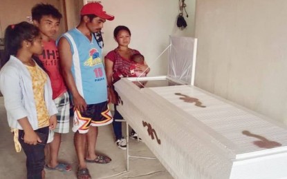 <p><strong>SLAIN REBEL</strong>. The family of a New People's Army member who was killed in an encounter with government troops claims his body on Thursday (July 21, 2022). The Task Force to End Local Communist Armed Conflict in Guihulngan City, the Army, local police, and the local government gave assistance to the rebel’s family.<em> (Photo courtesy of 62IB, Philippine Army)</em></p>