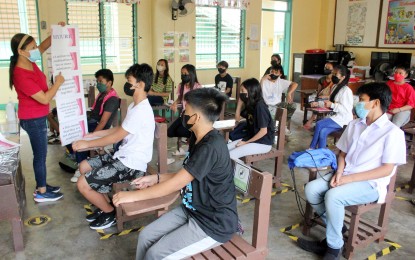 <p><strong>REMEDIAL CLASS. </strong>Grade 6 students listen to their teacher Fe T. Rosal during the remedial and enhancement classes at San Miguel Elementary School, Congressional Avenue, City of Dasmarinas, Cavite on July 21, 2022. Under DepEd Order No. 25, teachers are mandated to conduct “remedial classes” for students who failed in not more than two subjects while those with low marks of 75 to 79 in any subject must attend “enrichment classes.” <em>(PNA photo by Gil Calinga) </em></p>