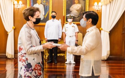 <p><strong>PRESENTATION OF CREDENTIALS.</strong> President Ferdinand "Bongbong" Marcos Jr. receives the credentials of United States Ambassador the Philippines MaryKay Loss Carlson at Malacañang Palace in Manila on Friday (July 22, 2022). Carlson said the US considers the Philippines as its friend, ally, and partner. <em>(Photo courtesy of US Embassy in Manila)</em></p>