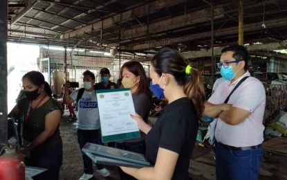 <p><strong>INSPECTION</strong>. A team from the Bacolod city government checks a junk shop and issues a notice of violation to its owner for using a different business permit on July 19, 2022. The inspection was conducted in compliance with the order of Mayor Alfredo Abelardo Benitez to strictly enforce the anti-fencing law to address the increasing cases of copper and electrical wire pilferage in the city. <em>(Photo courtesy of Bacolod City PIO)</em></p>