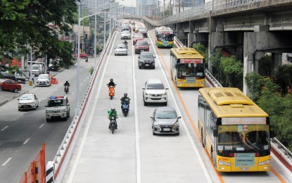 <p><strong>FEWER VEHICLES.</strong> Vehicles passing through the southbound lane of the Edsa-Kamuning flyover in Quezon City on July 20, 2022. The Metropolitan Manila Development Authority on Thursday announced the return of the number coding scheme from 7 to 10 a.m. and 5 to 8 p.m. on weekdays. <em>(PNA photo by Joey O. Razon)         </em></p>