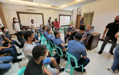 <p><strong>SERVICE PERFORMANCE.</strong> Cagayan de Oro City Mayor Rolando Uy (seated, far right) speaks with Col. Aaron Mandia, the City Police director, at the City Hall on Tuesday (July 26, 2022). Uy distributed PHP10,000 each as a reward to 21 police officers as a result of 'exemplary performance' in responding to a string of crimes in the city. <em>(Photo courtesy of Aicy Soriano/CIO)</em></p>