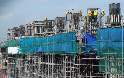 <p>Construction works for the Metro Rail Transit Line 7.<em> (PNA photo by Ben Briones)</em></p>