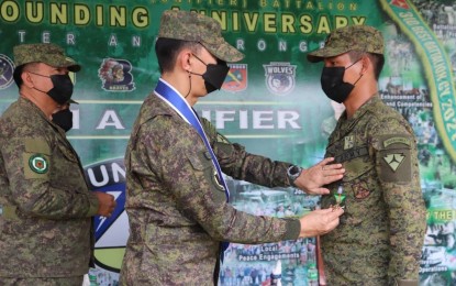 <p><strong>MERIT MEDAL</strong>. Maj. Gen. Benedict Arevalo (center), commander of the Philippine Army’s 3rd Infantry Division, pins the Military Merit Medal on a soldier of the 62nd Infantry Battalion, in the presence of Brig. Gen. Inocencio Pasaporte (left), commander of the 303rd Infantry Brigade, at the battalion headquarters in Barangay Libas, Isabela, Negros Occidental on July 24, 2022. The 62IB troops engaged communist rebels, resulting in the death of one rebel, in Barangay Sandayao, Guihulngan City, Negros Oriental on July 20. <em>(Photo courtesy of 62<sup>nd</sup> Infantry Battalion, Philippine Army)</em> </p>