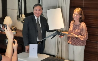 <p><strong>STARLINK KIT.</strong> Department of Information and Communications (DICT) Secretary Ivan John Uy (left) and SpaceX Government Affairs senior manager Rebecca Hunter showcasing the Starlink satellite dish and router in a press conference at the Manila Hotel on July 27, 2022. SpaceX on Wednesday (Feb. 22, 2023) announced that the Starlink internet service is now live in the Philippines but is yet to be released to the public. <em>(PNA photo by Raymond Carl Dela Cruz)</em></p>