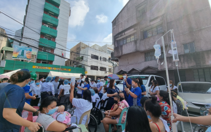 <p><strong>NO DAMAGE.</strong> Employees and medical staff of the Ospital ng Sampaloc in Manila immediately evacuate their patients when a strong earthquake hits Wednesday morning. The Manila Disaster Risk Reduction Management Office reported that no one was hurt in the incident. <em>(Photo grabbed from  Manila PIO Facebook page)</em></p>