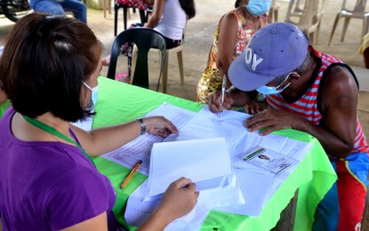 <p><strong>LAND TITLING</strong>. A field validation activity in Calbayog City in this April 7, 2021 photo. The Department of Agrarian Reform has validated 164,611 hectares of farmlands in Eastern Visayas under the Support to Parcelization of Lands for Individual Titling.<em> (Photo courtesy of DAR-8)</em></p>