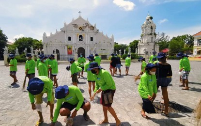 <p><strong>EMERGENCY WORK.</strong> Tulong Panghanapbuhay sa Ating Disadvantaged/Displaced Workers (TUPAD) in Ilocos Sur clean the debris from the earthquake in this file photo dated July 27, 2022. The Department of Labor and Employment Ilocos regional office is also set to employ over 25,000 residents following the onslaught of Super Typhoon Egay. <em>(Photo courtesy of DOLE Ilocos)</em></p>