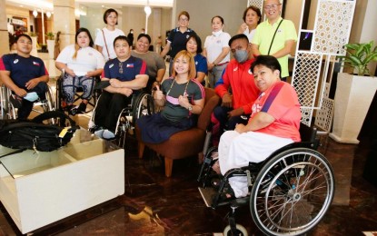 <p><strong>PARA GAMES.</strong> Philippine powerlifting squad led by flag-bearer Achelle “Jinky” Guion (right) and 2000 Sydney Paralympic Games bronze medalist Adeline Dumapong-Ancheta (fifth from left) pose with PSC staff led by NSA Affairs chief Annie Ruiz (sixth from left) during a break in training in the 11th ASEAN Para Games in Surakarta, Indonesia. Guion is the country’s flag bearer in the quadrennial meet. <em>(PH para team photo)</em></p>