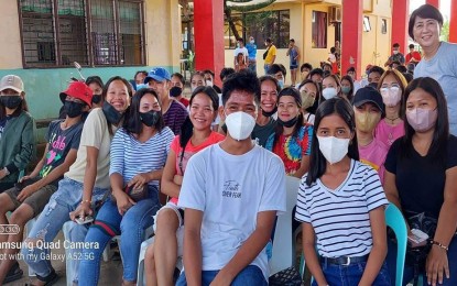 Surigao Norte town students get temporary work | Philippine News Agency