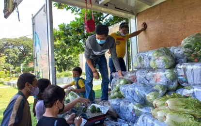 <p><strong>KADIWA ON WHEELS</strong>. Residents of Abra buy fresh highland vegetables from the “Kadiwa on Wheels” of the Department of Agriculture in Abra on Friday (July 29, 2022). The mobile store was deployed to the province to cater to the victims of the magnitude 7 tremor that hit northern Luzon on Wednesday (July 27, 2022). <em>(Photo courtesy of DA-CAR RAFIS)</em></p>