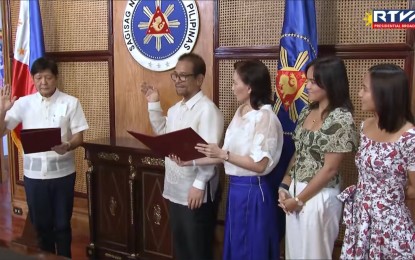 <p><strong>HOUSING CZAR.</strong> President Ferdinand Marcos Jr. administers the oath of office to Jose Acuzar as housing czar at Malacañan Palace’s Study Room, based on a short video clip uploaded on state-run Radio Television Malacañang’s Facebook page on Friday (July 29, 2022). Acuzar is a Filipino entrepreneur from Balanga, Bataan who established New San Jose Builders Inc. <em>(Screengrab from RTVM)</em></p>