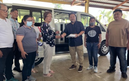 <p><strong>DONATION.</strong> Danglas, Abra Mayor Esther Bernos (3rd from left) receives the keys for a new ambulance from Philippine Charity Sweepstakes Office General Manager Mel Robles during a turnover ceremony at the town covered court on Friday (July 29, 2022). Also in photo are Abra Rep. Ching Bernos and La Paz Mayor Joseph Bernos (5th and 6th from left), accompanied by Danglas health workers. <em>(Contributed photo)</em></p>