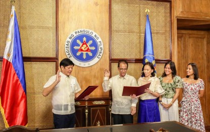 <p><strong>NEW OFFICIAL.</strong> President Ferdinand Marcos Jr. administers the oath of office to Jose “Jerry” Acuzar as the new Secretary of the Department of Human Settlements and Urban Development at Malacañang Palace on Friday (July 29, 2022). Acuzar was accompanied by his wife and two daughters. <em>(Photo courtesy of BBM Facebook)</em></p>