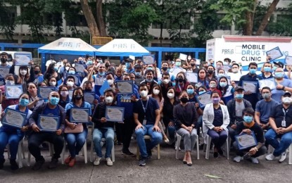 <p><strong>HEROES.</strong> The Pasig City government, led by Mayor Vico Sotto (seated, front), honors medical workers and other frontliners in a “graduation ceremony” on Friday (July 29, 2022). The workers were assigned the Rizal High School quarantine facility, which has stopped operations as cases go down and the institution is being prepared for the opening of school year 2022-2023 in August. <em>(Photo courtesy of Vico Sotto Facebook)</em></p>