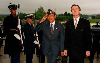 <p><strong>FOREIGN VISIT.</strong> President Fidel V. Ramos (center) is escorted by United States Secretary of Defense William Cohen (right) through a cordon of honor guards into the Pentagon in Washington, D.C. on April 9, 1998. Ramos died at the age of 94 on Sunday (July 31, 2022). <em>(File photo courtesy of R. D. Ward/US DoD)</em></p>