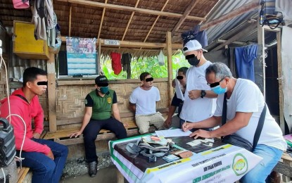 <p><strong>ARRESTED DUO.</strong> Police and Philippine Drug Enforcement Agency operatives conduct an accounting on the PHP986,000 shabu drugs seized from two suspects in Butuan City on Sunday (July 31, 2022). Authorities also seized on July 25 some PHP560,000 worth of illegal drugs in Barangay Maygatasan, Bayugan City. <em>(Photo courtesy of PRO-13)</em></p>