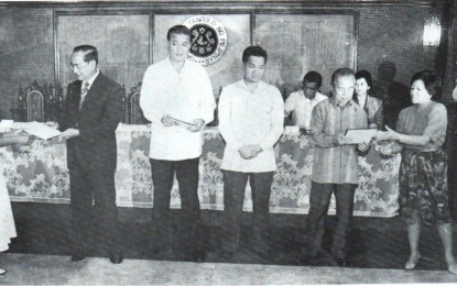 <p><strong>SUPPORTER.</strong> Former President Fidel V. Ramos (left) meets officials after his State of the Population speech in celebration of Population and Development Week at the Heroes’ Hall of Malacañang Palace on Nov. 23, 1992. The Commission on Population and Development said Ramos, who died Sunday (July 31, 2022), was a staunch pillar of support and a persistent advocate of family planning and population management.<em> (Photo courtesy of POPCOM)</em></p>