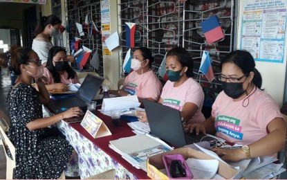 <p><strong>NEW SCHOOL YEAR</strong>. Teachers of the Rizal Central School (RCS) in Tacloban City check enrollment documents in this July 28, 2022 photo. At least 979,465 elementary and high school learners in Eastern Visayas have signed up for the new school year as of August 16, the Department of Education reported on Wednesday (Aug. 17, 2022). <em>(Photo courtesy of RCS)</em></p>