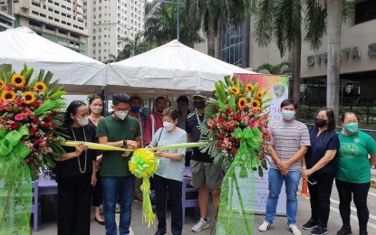 <p><strong>‘SINING GALING’</strong>. Barangay San Antonio chairman Raymond U. Lising leads the launch of the barangay’s free monthly art program dubbed “Sining Galing” on July 30, 2022. It seeks to strengthen the bond of the barangay by bringing its residents closer and providing an activity that promotes mental wellness amid these challenging times. <em>(BSA photo)</em></p>