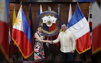 <p>French Ambassador to Manila Michèle Boccoz (left) and DND officer-in-charge, Undersecretary Jose Faustino Jr. (right) <em>(Photo courtesy of DND)</em></p>