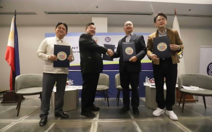 <p><strong>LEASE AGREEMENT</strong>. Iloilo City Mayor Jerry P. Treñas and SM Prime Holdings, Inc. (SMPHI) president Jeffrey Lim (2nd and 3rd from left) are joined by Vice-Mayor Jeffrey Ganzon (left) and SM Supermall president Steven Tan (right) during the formal awarding of the 25-year lease agreement for the redevelopment of its two public markets in a ceremony held at the Park Inn by Radisson Iloilo on Tuesday (August 2, 2022). The projects stand to benefit around 2,800 market vendors at the Iloilo Central and Terminal markets. <em>(Photo courtesy of Arnold Almacen/City Mayor’s Office)</em></p>