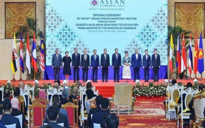 <p><strong>ASEAN MEETING</strong>. Cambodian Prime Minister Samdech Techo Hun Sen along with Asean foreign ministers and Asean Secretary-General pose for the commemorative photo at the opening of Asean Foreign Ministers' Meeting in Phnom Penh, Cambodia on Wednesday (Aug. 3, 2022). The regional bloc seeks to boost post-pandemic recovery and finalize a Code of Conduct in the South China Sea. <em>(VNA/VNS Photo Nguyễn Vũ Hùng)</em></p>