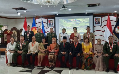 <p><strong>FILIPINO AWARDEES.</strong> Indonesia awards 52 Filipino Philippine military personnel and officials for the rescue of three Indonesian fishermen who were kidnapped by the Abu Sayyaf Group in 2019 in a ceremony held in Makati on Wednesday (Aug. 8, 2022). Among the awardees are former Defense chief Delfin Lorenzana and former Armed Forces of the Philippines chief of staff Gen. (Ret.) Cirilito Sobejana. <em>(PNA photo)</em></p>