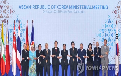 <p>South Korean Foreign Minister Park Jin (5th from L) and representatives from the Association of Southeast Asian Nations (Asean) pose for a photo during their meeting in Phnom Penh on Aug. 4, 2022. <em>(Yonhap)</em></p>