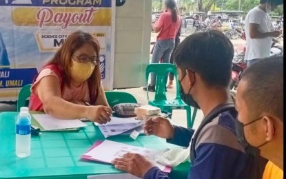 <p><strong>PAYOUT.</strong> Beneficiaries of the Department of Social Welfare and Development's cash-for-work program receive their compensation during the payout in Nueva Ecija province on Wednesday (Aug. 3, 2022). A total of 887 individuals from the provinces of Nueva Ecija and Bulacan received PHP4,200 each as compensation for their 10-day work for a total of over PHP3.75 million <em>(Photo courtesy of DSWD-Region III)</em></p>