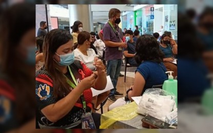 <p><strong>ON THE JAB</strong>. The Department of Health launches the "Pinasakas" vaccination campaign at the Robinsons Place Jaro on July 26, 2022. The Iloilo provincial will roll out a program next week in support of the vaccination campaign. <em>(PNA photo by PGLena)</em></p>